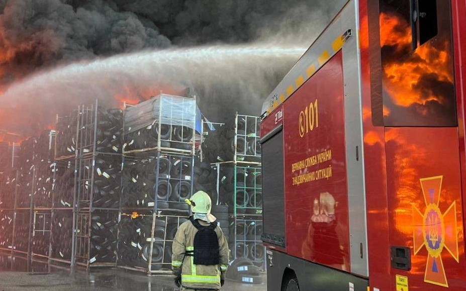 إخماد حريق عقب هجوم بطائرات مسيرة على منطقة لينينجراد الروسية
