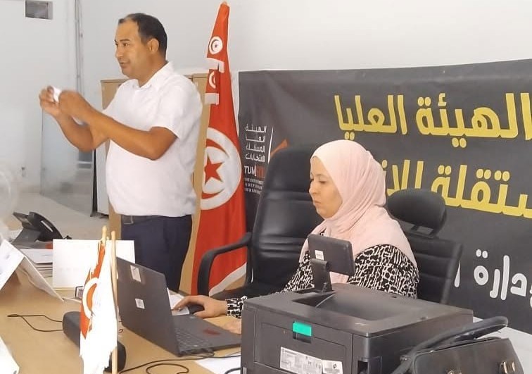 انتظام عملية قرعة التناوب على عضوية المجلس الجهوي والتداول على رئاسة المجلس الجهوي والمجالس المحلية بولايتي مدنين وقابس