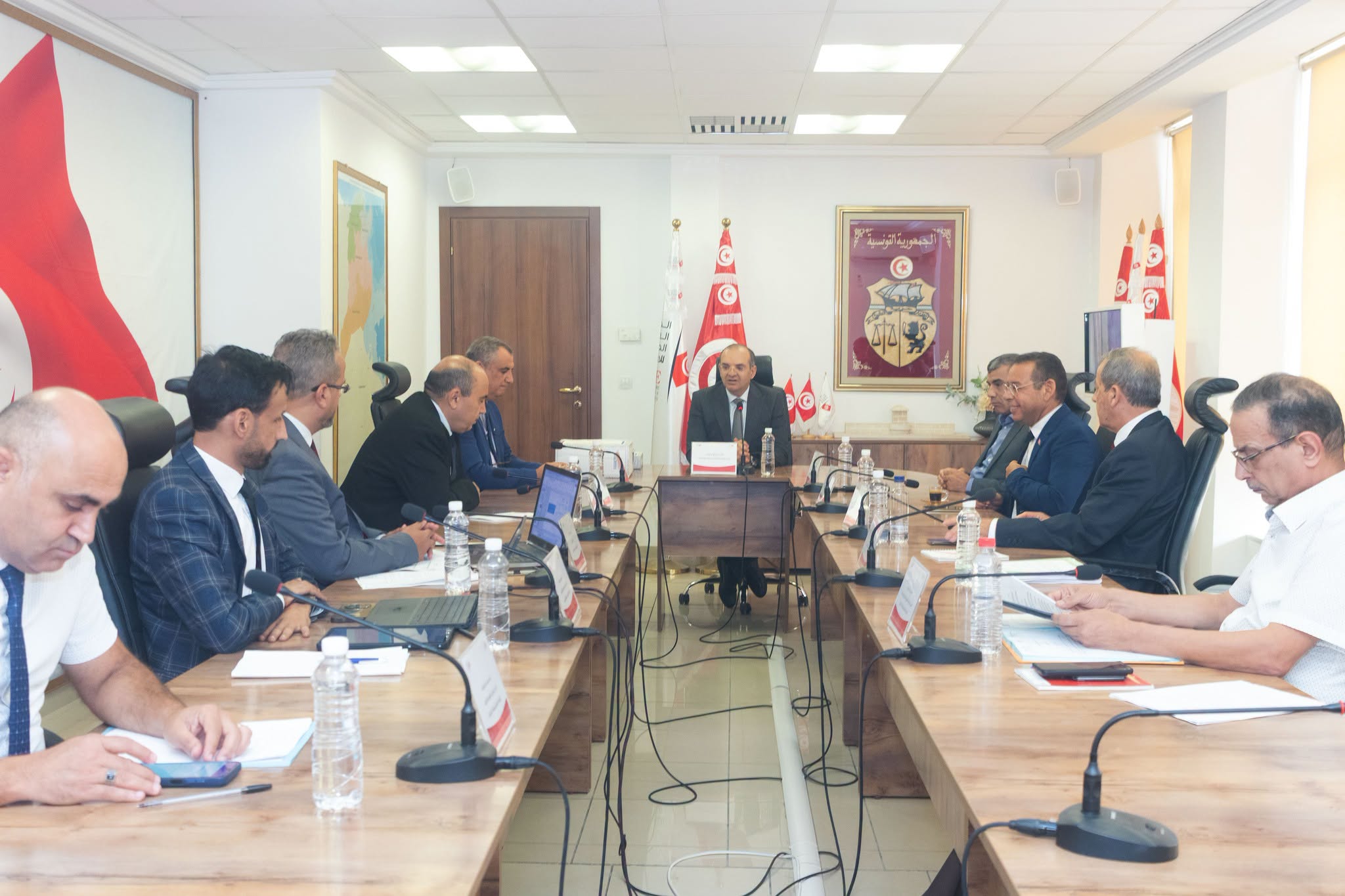 هيئة الانتخابات تُصادق على نتائج قرعة التناوب على عضوية المجالس الجهوية والتداول على رئاسة المجالس المحلية والجهوية