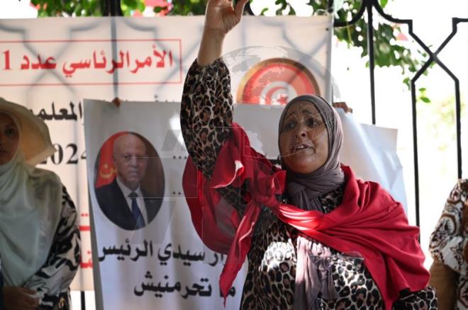 أساتذة ومعلمون نواب يحتجون أمام وزارة التربية ويطالبون بإدماجهم وفق أحكام القرار الرئاسي عدد 21 لسنة 2025