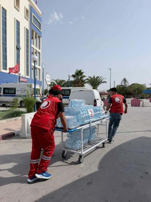 الهلال الأحمر التونسي يواصل تدخلاته لمجابهة موجة الحر وتأمين المياه الصالحة للشرب