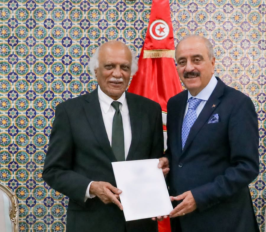  وزير الشؤون الخارجية والهجرة والتونسيين بالخارج يسلم نسخة من اوراق اعتماده لسفير جمهورية باكستان الاسلانية بتونس 