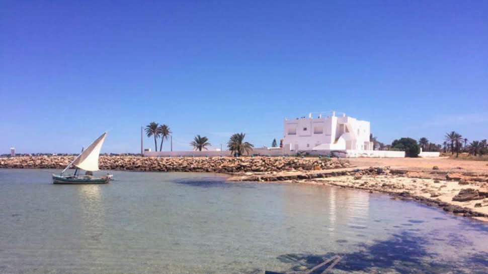  طقس صاف إلى قليل السحب بأغلب المناطق.