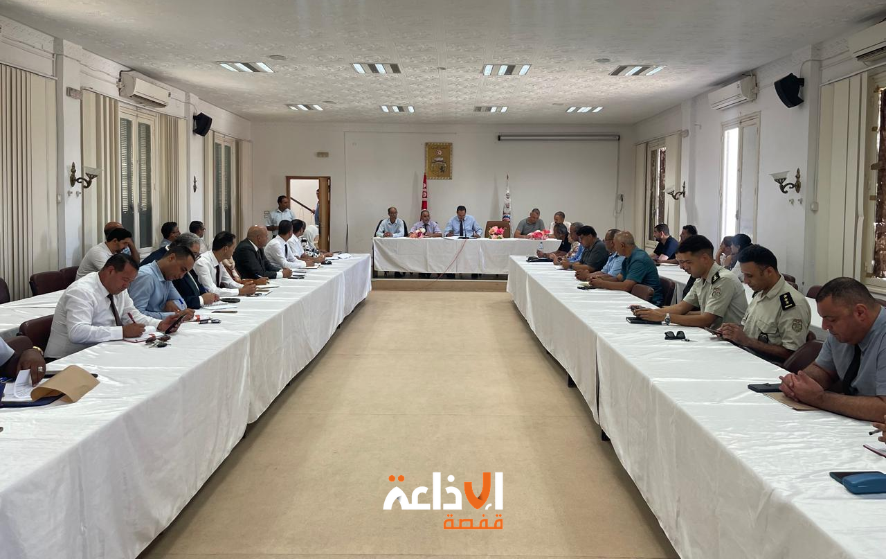  قفصة جلسة عمل  للنظر في الاستعدادات للعودة المدرسية والجامعية والتكوينية القادمة
