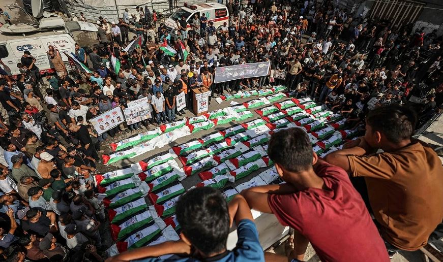 العدوان الصهيوني على غزة: تشييع جثامين 100 شهيد فلسطيني في حي الزيتون