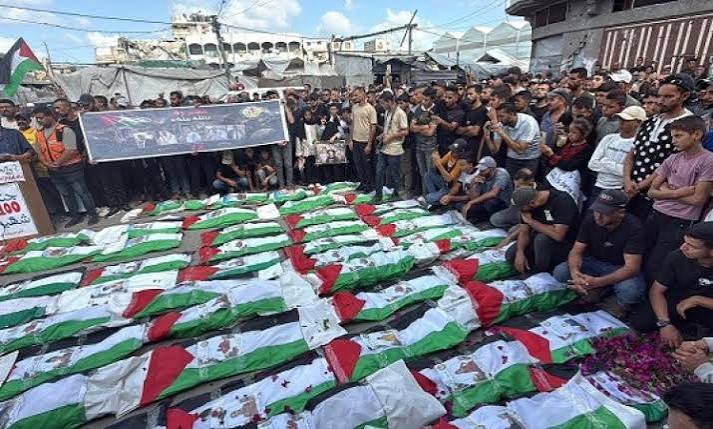 العدوان الصهيوني على غزة : تشييع جثامين 100 شهيد فلسطيني في حي الزيتون