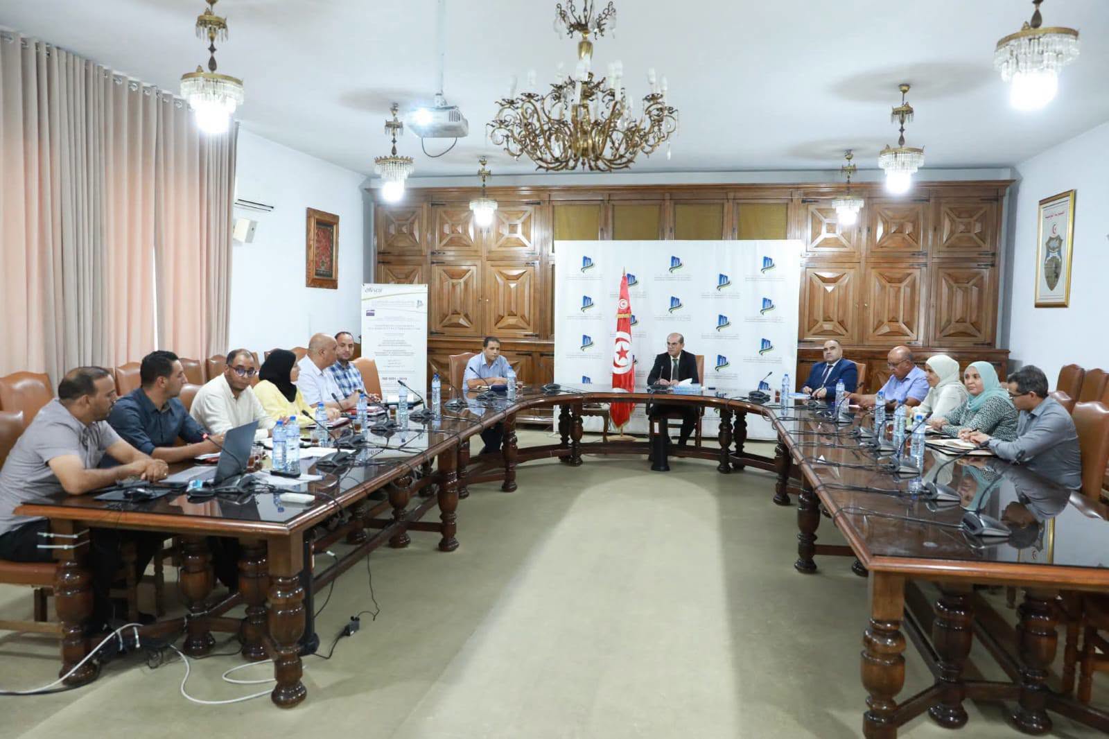 وزير التجهيز والإسكان والمكلّف بتسيير وزارة الصناعة والمناجم والطاقة يشرف على جلسة عمل حول الاستعداد لموسم الأمطار