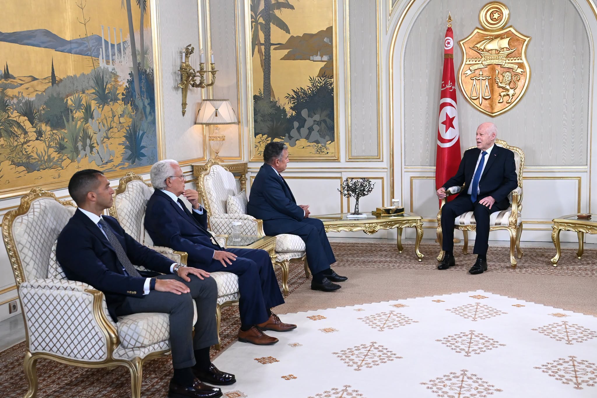 رئيس الجمهورية يؤكد خلال لقائه الأمين العام الجديد لجامعة الدول العربية على ضرورة تطوير العمل العربي المشترك