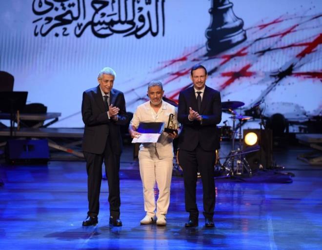 الطاهر عيسى بن عربي يتحصل على جائزة أفضل مخرج ضمن فعاليات مهرجان القاهرة الدولي للمسرح التجريبي