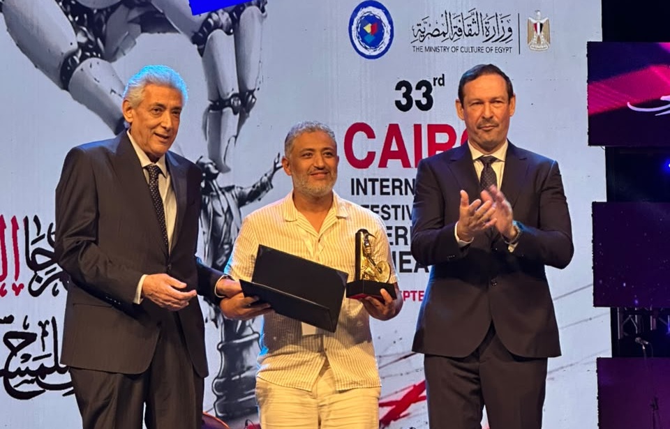 الطاهر عيسى بن عربي يتحصل على جائزة أفضل مخرج ضمن فعاليات مهرجان القاهرة الدولي للمسرح التجريبي