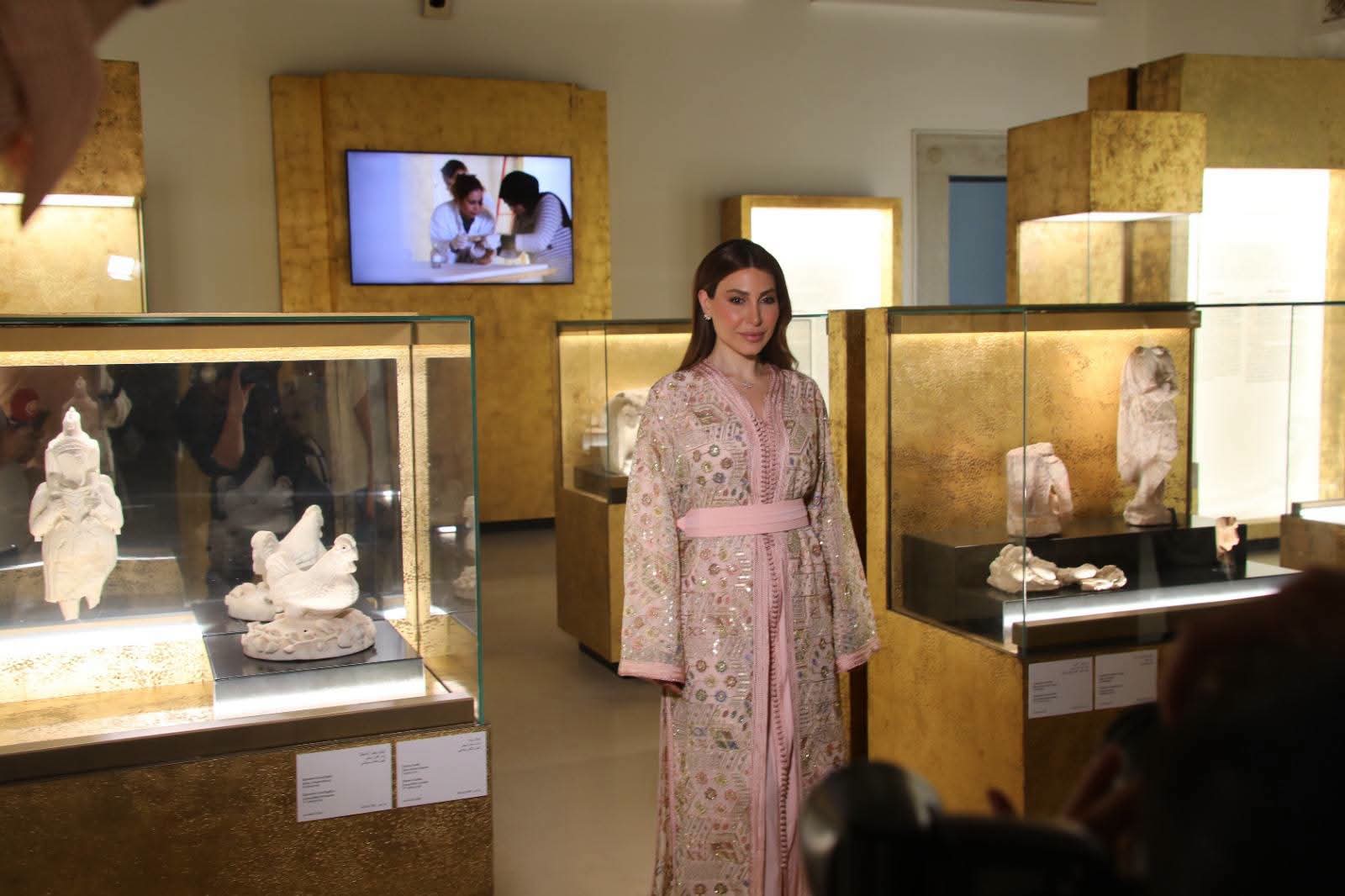 زيارة الفنانة اللبنانية يارا للمتحف الوطني بباردو