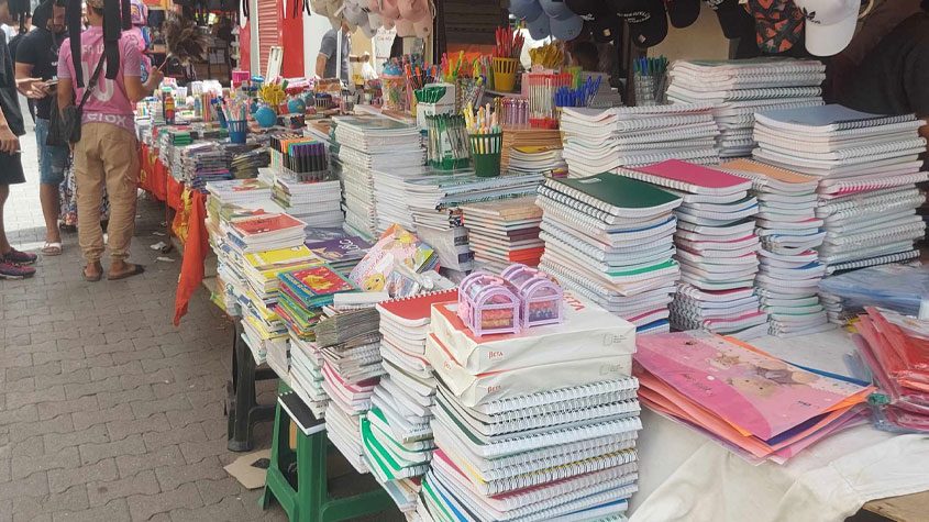 القصرين: أصحاب المكتبات يلوّحون بالاحتجاج بسبب السوق الموازية ونقص عناوين الكتب المدرسية