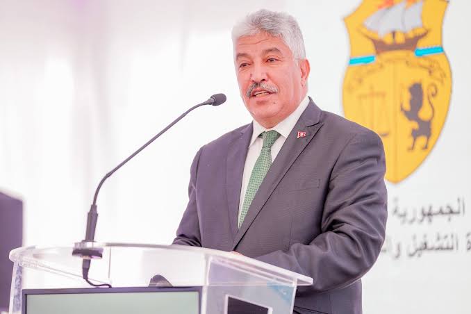 Le ministre de l’emploi appelle à accélérer le règlement des difficultés entravant la réalisation des projets publics