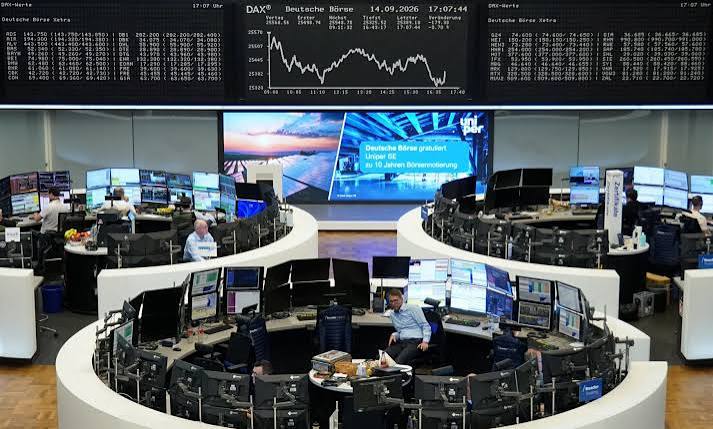 وول ستريت تتراجع مع ارتفاع أسعار النفط وعائدات السندات الأمريكية