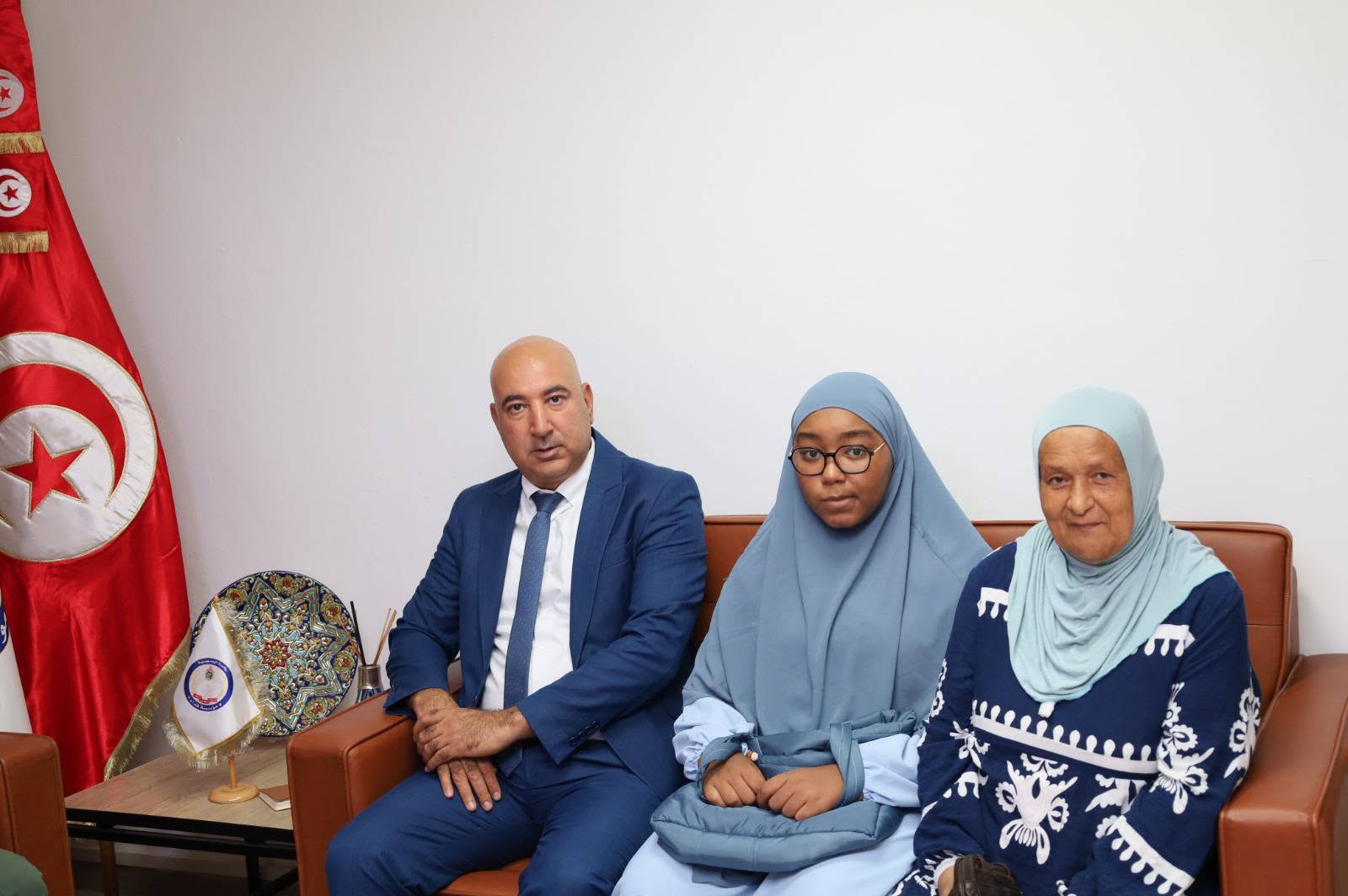 رئيس مؤسسة فداء وبمناسبة العودة المدرسية  يستقبل ابنة شهيد الوطن من سلك الحرس الوطني عبد السلام السعفي و التي فقدت والدتها كذلك