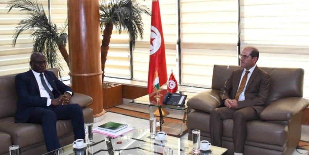 تونس تدفع نحو تعزيز التعاون مع الكوت ديفوار في الصناعة والطاقة والانتقال الطاقي