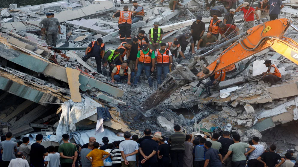 غزة : ارتفاع حصيلة ضحايا انهيار بناية سكنية متضررة من قصف الاحتلال إلى20 شهيدا