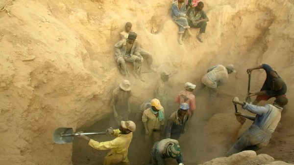 السودان: ارتفاع حصيلة ضحايا انهيار منجم ذهب إلى 82 وفاة