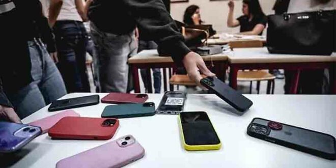 منع تلاميذ الثانوي في فرنسا ( 11 مليون و نصف ) من استخدام الهاتف الجوال داخل القسم
