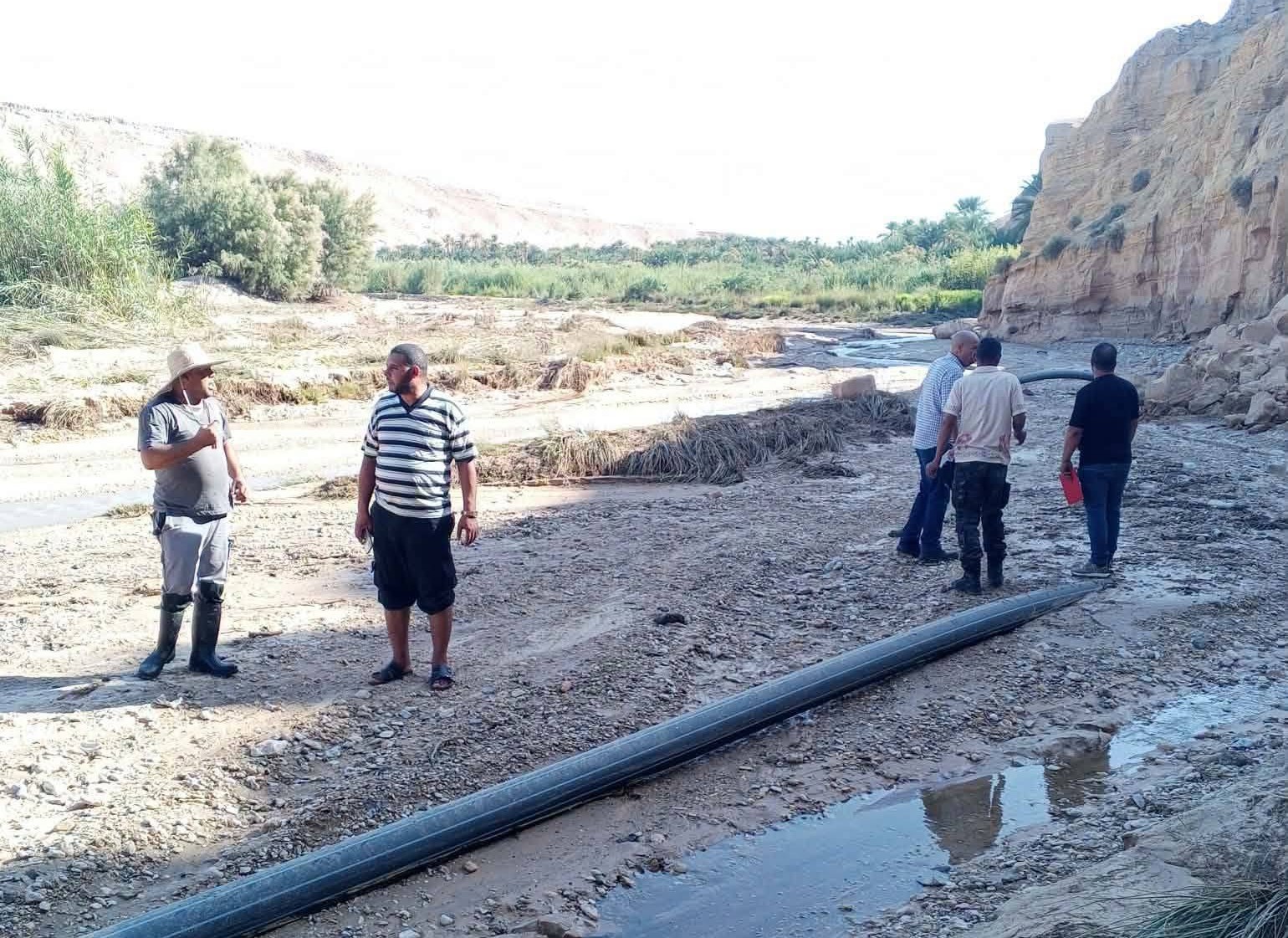 اثر الامطار الاخيرة وسيلان الاودية بمعتمدية تمغزة من ولاية توزر : المصالح المختصة تعاين الاضرار بالمسالك الفلاحية وشبكة الري بالواحة لمعالجتها