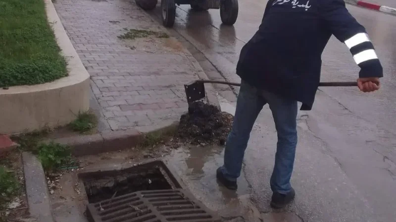 بلدية تونس تدعو إلى عدم إلقاء الفضلات ومُخلفات البناء داخل بالوعات تصريف مياه الأمطار