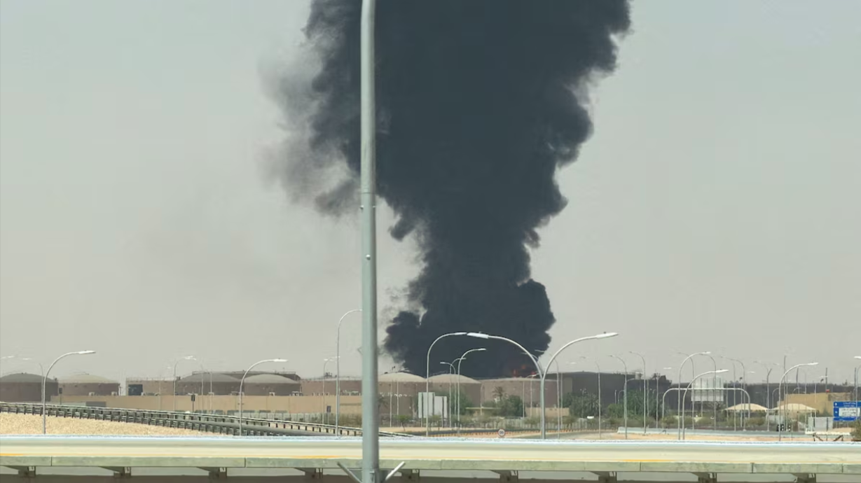 السعودية : سحابة دخان قرب مطار الرياض بعد إعلان زوال الخطر