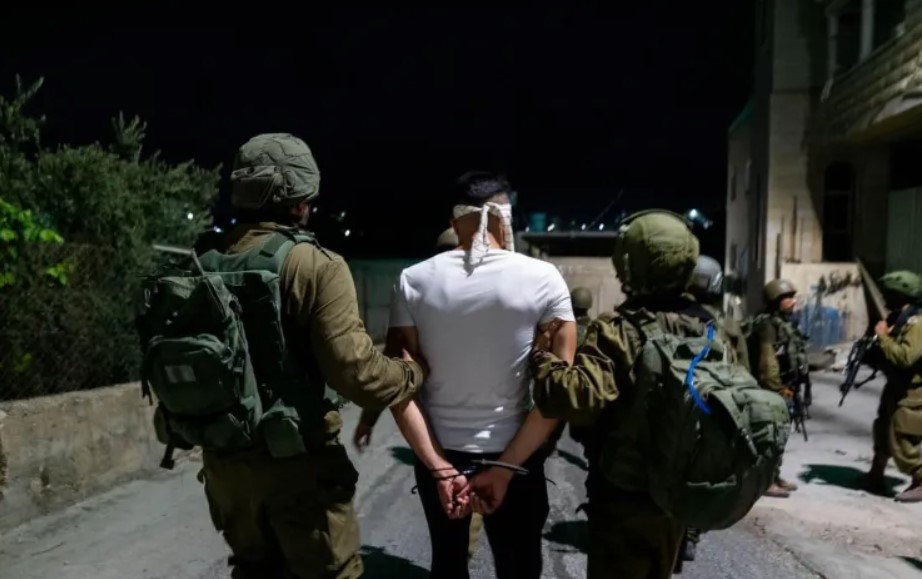قوات الاحتلال الصهيوني تعتقل 37 فلسطينيا من الضفة الغربية