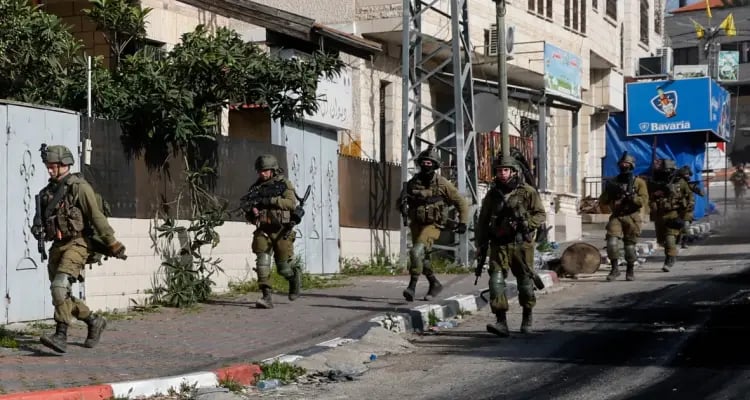 الاحتلال يقتحم عددا من القرى والبلدات غرب جنين ويحتجز مواطنين