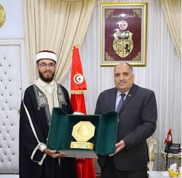 وزير الشؤون الدّينية يكرّم القارئ التونسي الحائز على المرتبة الثانية في مسابقة قرآنية بالسعودية