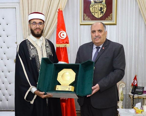 وزير الشؤون الدّينية يكرّم القارئ التونسي الحائز على المرتبة الثانية في مسابقة قرآنية بالسعودية