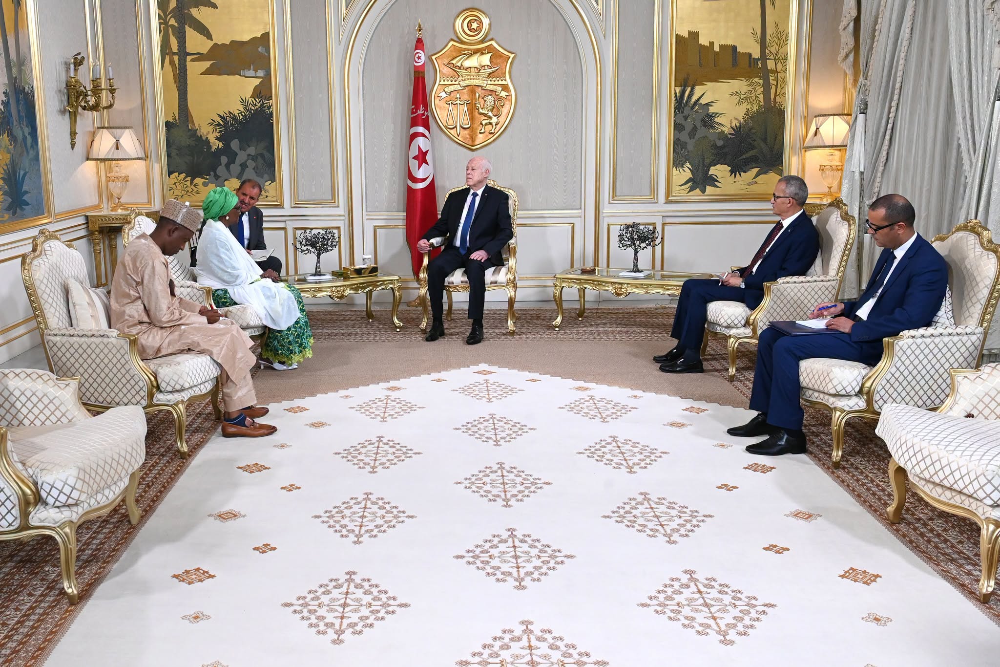 رئيس الجمهورية يشرف على موكب تسلم أوراق إعتماد عدد من السفراء الجدد