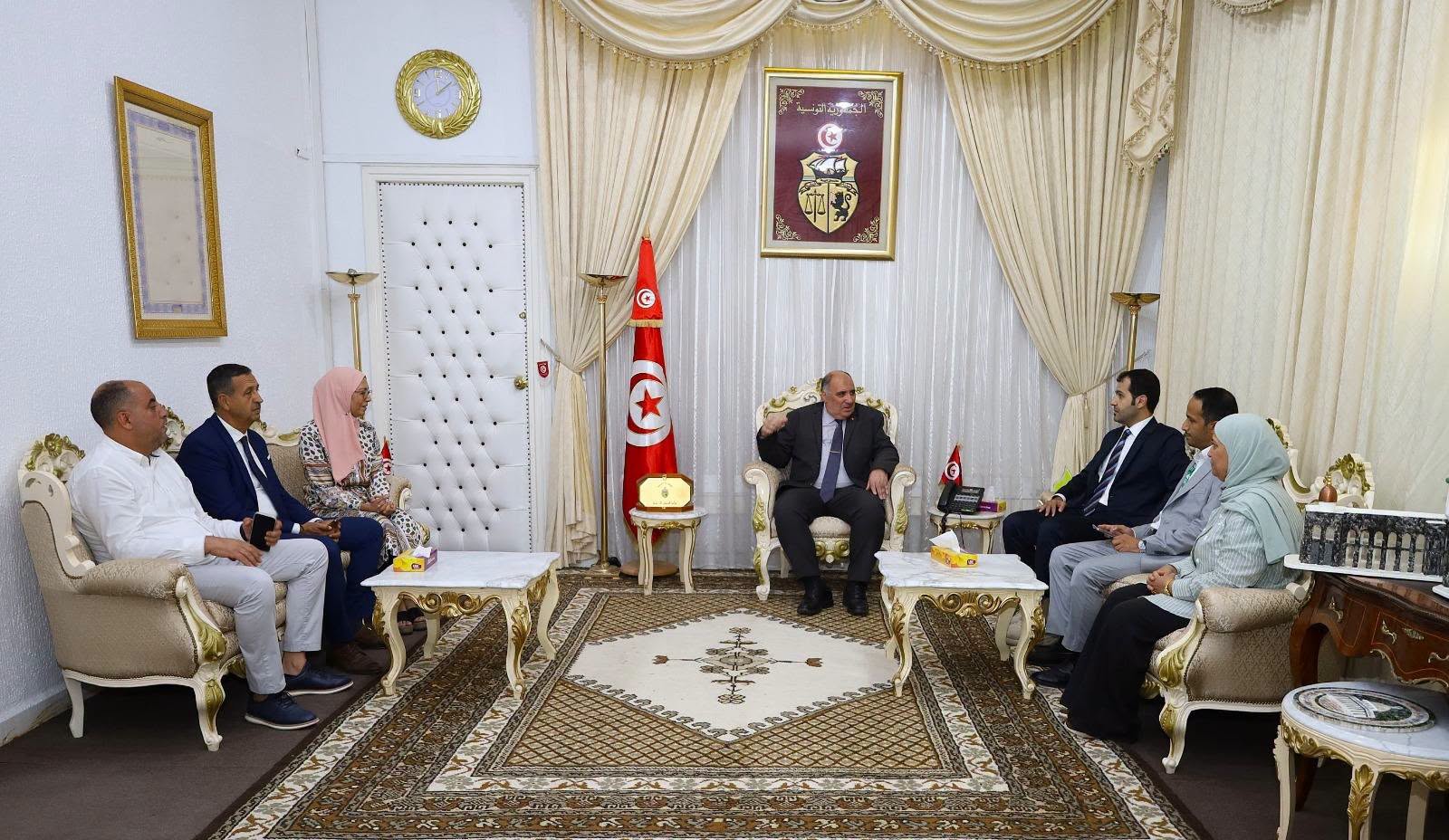 وزير الشؤون الدينية يتابع آخر المستجدات المتعلّقة بسفر الحجيج