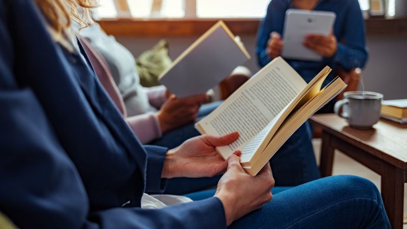 ليست مجرد نشاط ترفيهي.. القراءة قد تحميك من الزهايمر
