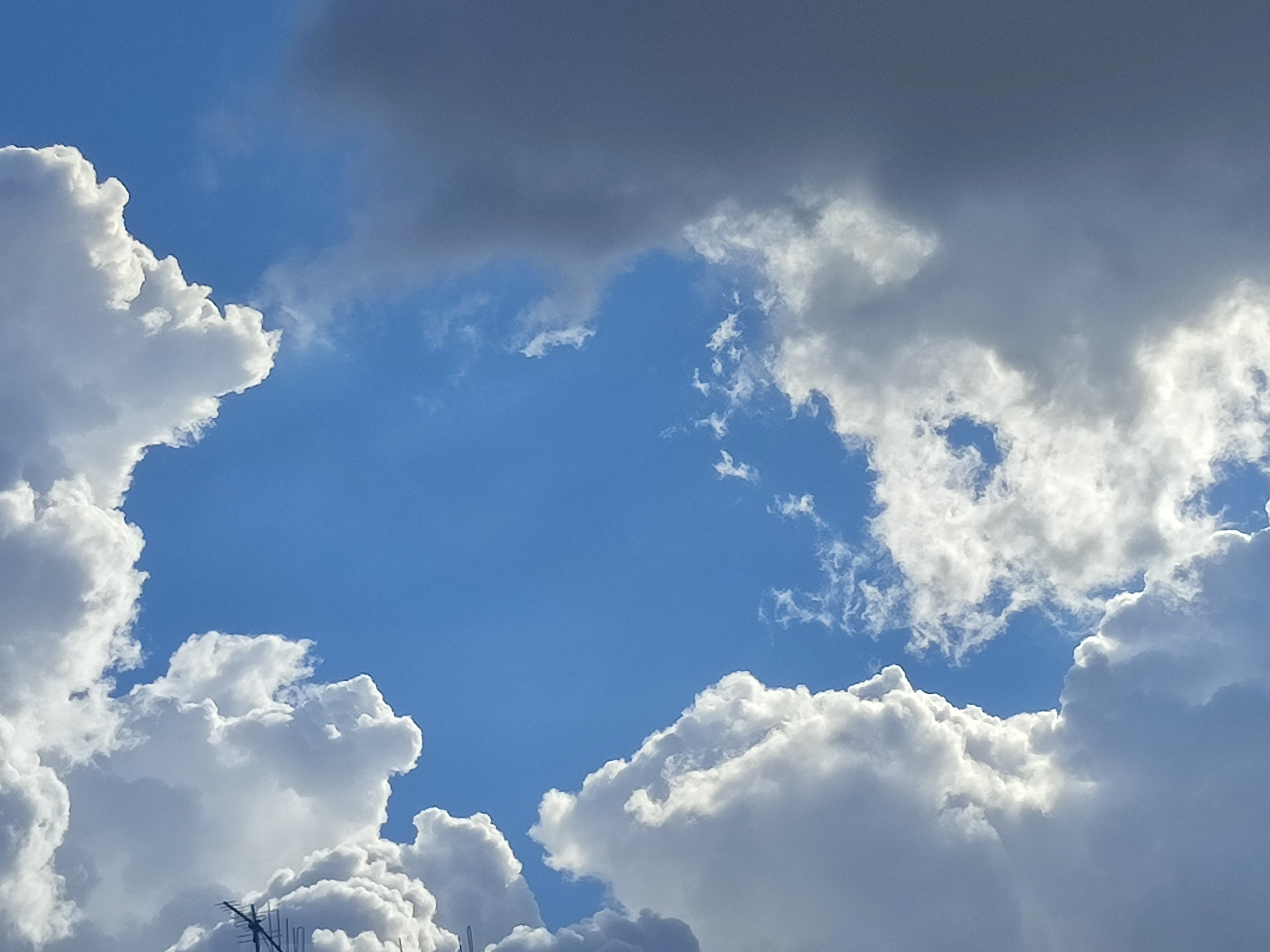Météo : des passages nuageux et des pluies éparses attendus ce vendredi