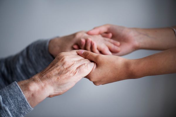 بمناسبة اليوم العالمي لكبار السن: جملة من التوصيات لتعزيز التقصي المبكر والإحاطة بالمسنين