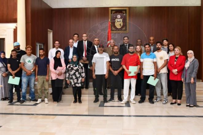 منوبة: توزيع 11 اشعارا بتمويل المشاريع الصغرى وإحداث مواطن الشغل