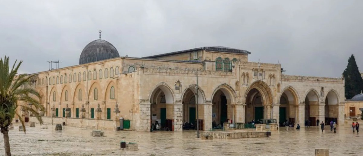 مئات المستعمرين يقتحمون المسجد الأقصى