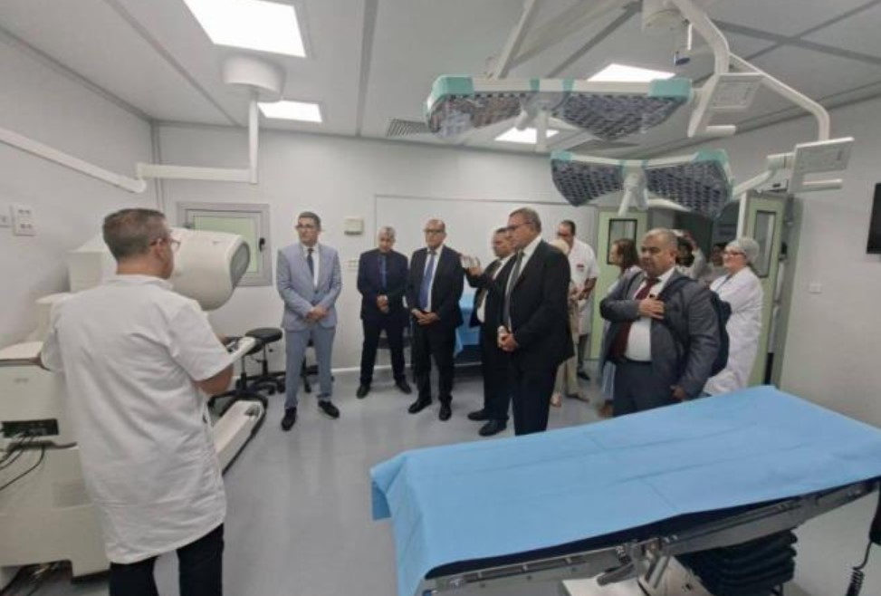 وزير الصحة الجزائري وضيوف من سلطنة عمان ومصر في زيارة للمركز الوطني للجراحة الروبوتية بمستشفى شارل نيكول