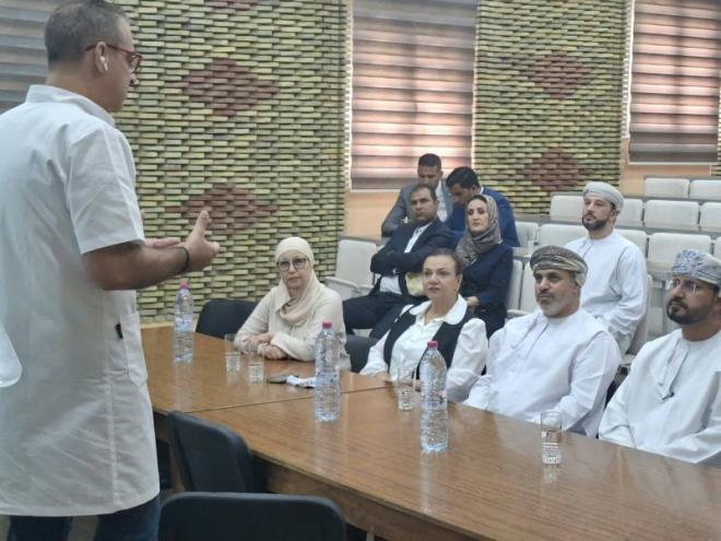 وزير الصحة الجزائري وضيوف من سلطنة عمان ومصر في زيارة للمركز الوطني للجراحة الروبوتية بمستشفى شارل نيكول