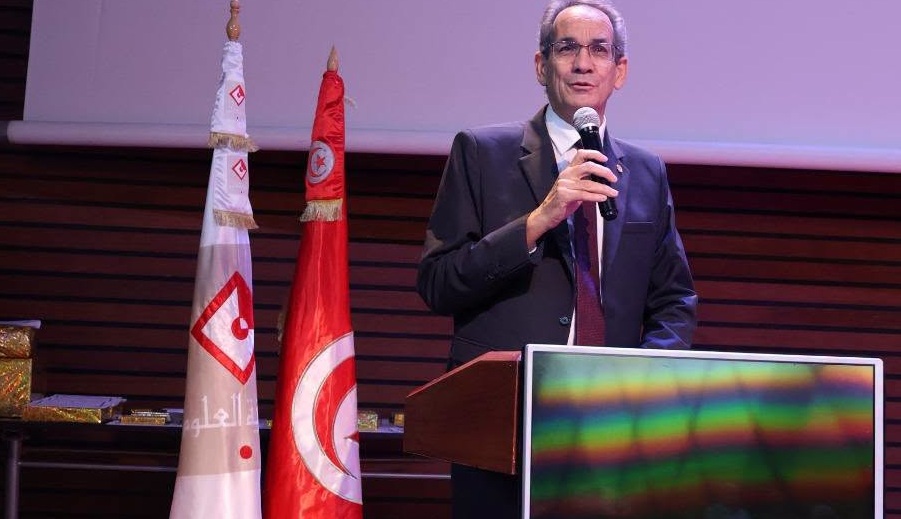 وزير التعليم العالي والبحث العلمي يشرف على موكب إحياء يوم العلم وتكريم أبناء وبنات إطارات و موظّفي و أعوان وعملة الوزارة