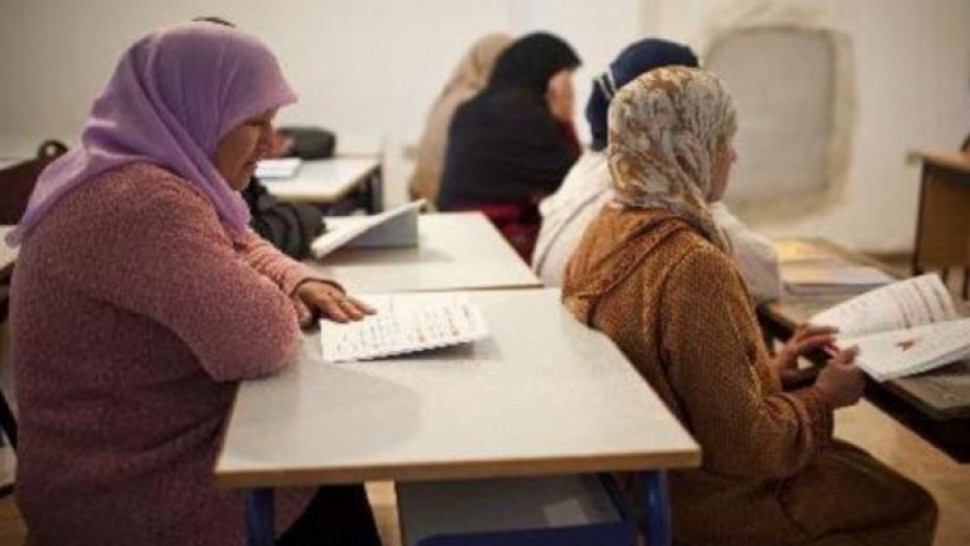 رئاسة الحكومة تبحث تحسين وضعية مدرسي تعليم الكبار بأمر حكومي