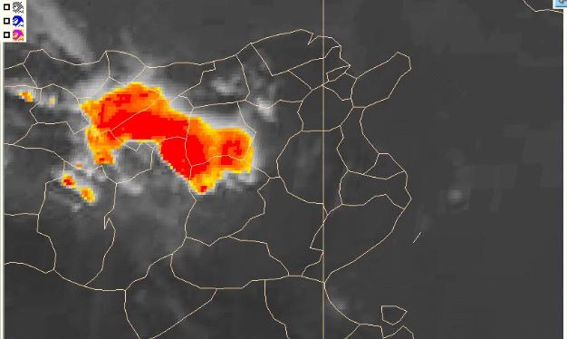 خلايا رعدية محلية مصحوبة ببعض الأمطار بالمناطق الغربية للشمال والوسط في بداية الليل