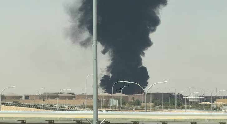 رصد تصاعد دخان من طائرة متوقفة في مطار الرياض
