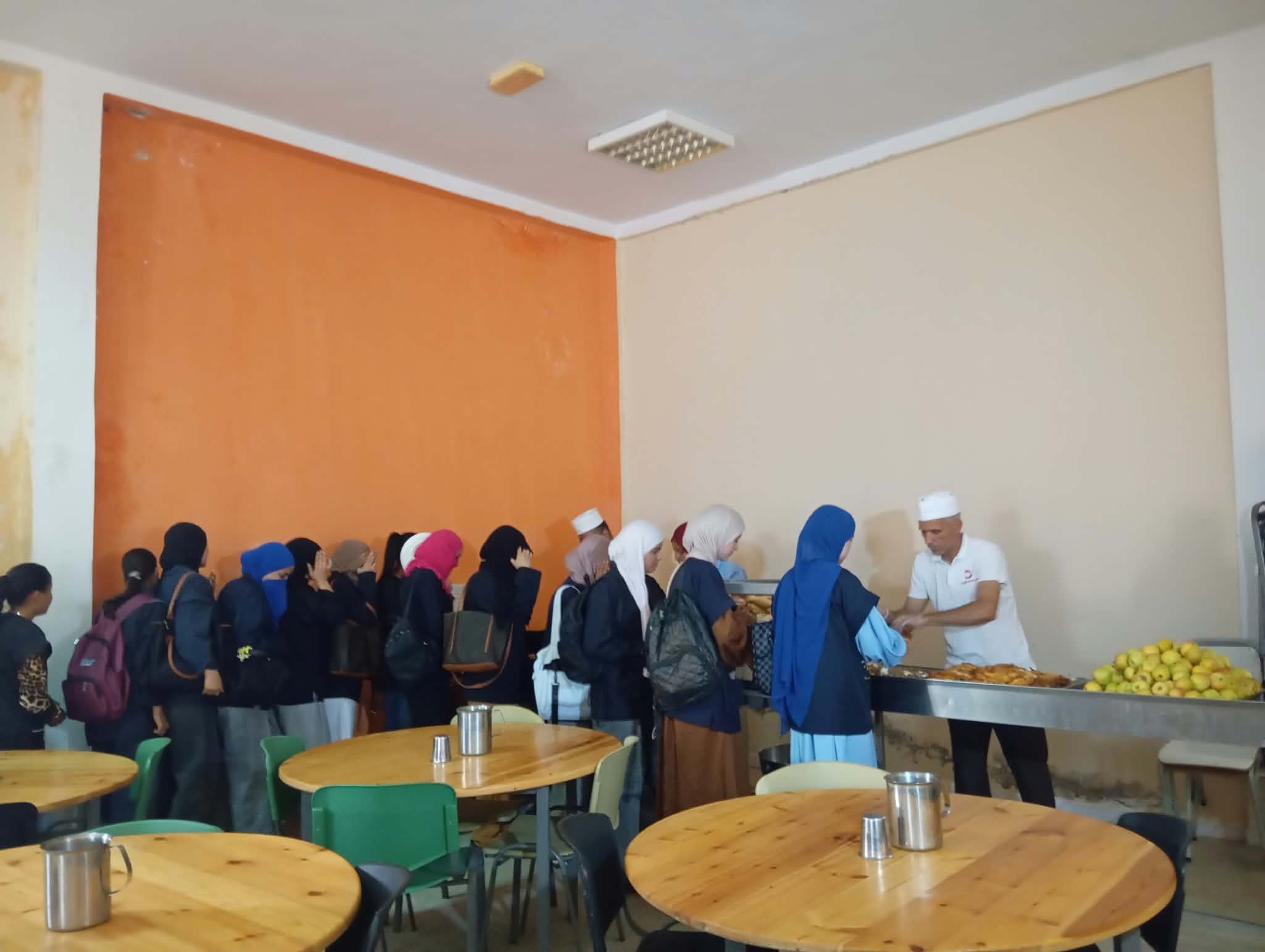 سيدي بوزيد: إقبال متزايد على خدمات المطعم المدرسي بمعهد ابن عرفة بسوق الجديد