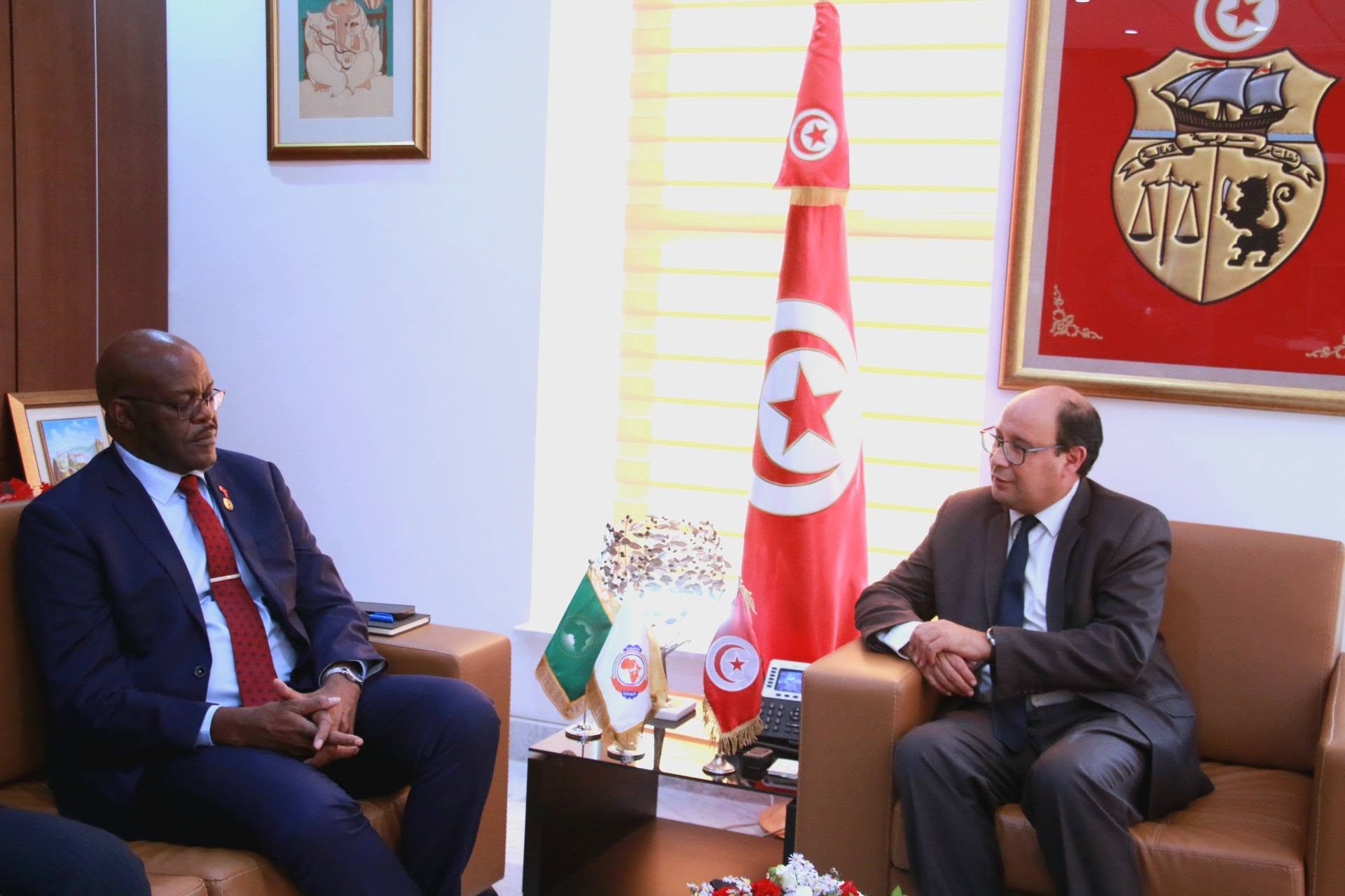 وزير تكنولوجيات الاتصال يبحث مع الأمين العام للاتحاد الإفريقي للبريد سبل تعزيز التعاون والشراكة