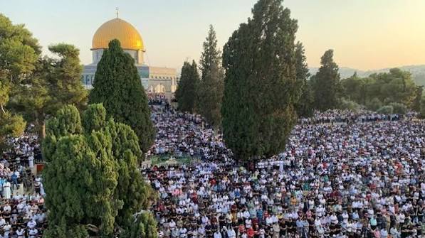عشرات الآلاف من الفلسطينيين يؤدون صلاة الجمعة في المسجد الأقصى