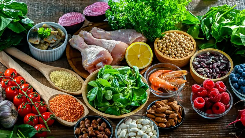 ما تأكله اليوم قد يحدد ذاكرتك غدًا.. الغذاء خط دفاعك الأول ضد الزهايمر