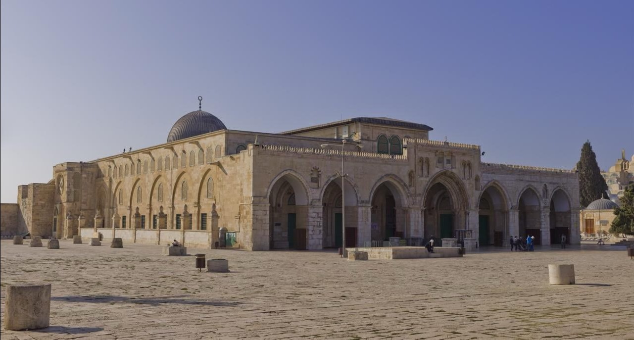 عشرات المستوطنين يقتحمون المسجد الأقصى وارتفاع حصيلة العدوان الصهيوني على غزة إلى 74,377 شهيدا 