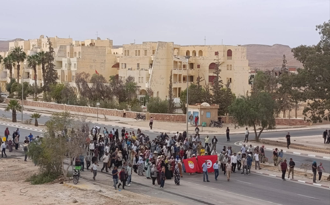 تطاوين : عدد من اعوان شركة البيئة والغراسة والبستنة واطاراتها يحتجون اليوم من جديد للمطالبة بانتظامية صرف الاجور وايجاد حل لملف الشركة