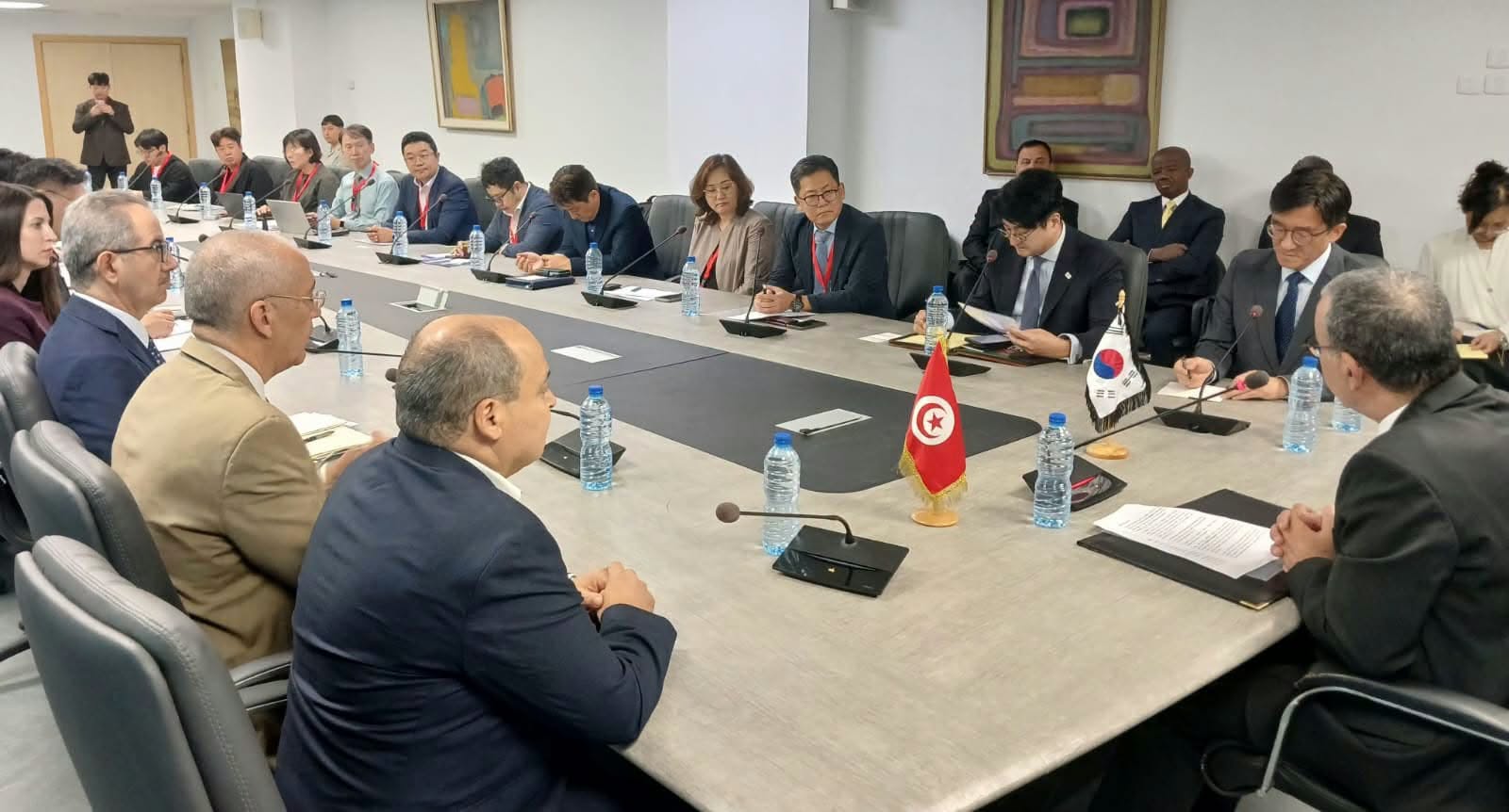 وزير الاقتصاد يتباحث مع وفد كوري آفاق الاستثمار في مجال صناعة مكونات السيارات